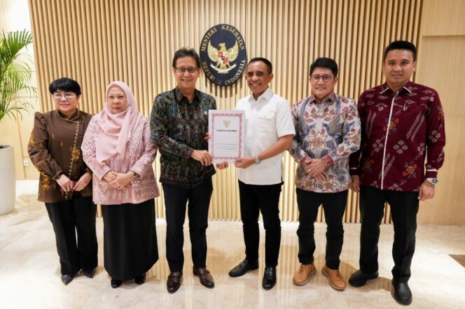 
					Gubernur Sulawesi Tengah, Anwar Hafid (tiga dari kanan), bersama Wakil Gubernur Reny A. Lamadjido (tiga dari kiri) saat menyerahkan dokumen usulan pembangunan Rumah Sakit Undata Nambaso kepada Menteri Kesehatan RI, Budi Gunadi Sadikin (tiga dari kiri), di Jakarta, Jumat (10/10/25). FOTO: istimewa