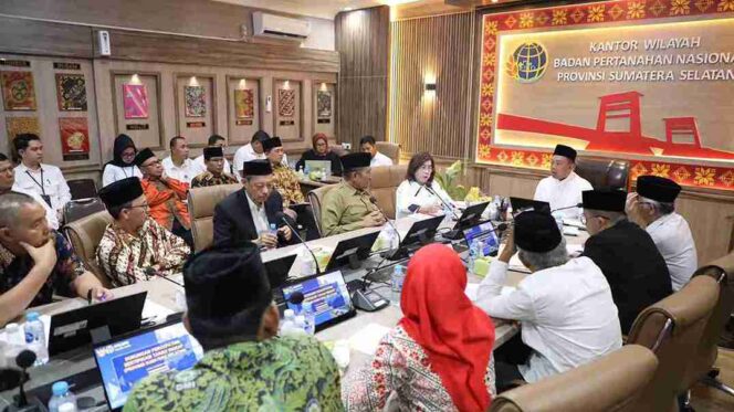 
					Menteri Agraria dan Tata Ruang/Kepala BPN, Nusron Wahid (tengah, berbaju putih), memimpin Rapat Koordinasi bersama kepala daerah se-Sumatra Selatan di Palembang, Kamis (09/10/25). FOTO: istimewa