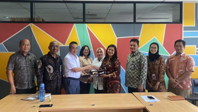 
					Wakil Ketua Komisi II DPRD Provinsi Sulawesi Tengah, Sony Tandra, bersama anggota komisi melakukan kegiatan koordinasi dengan jajaran Dinas Ketahanan Pangan, Kelautan, dan Pertanian (KPKP) Provinsi DKI Jakarta, Jumat (10/10/25). FOTO: istimewa