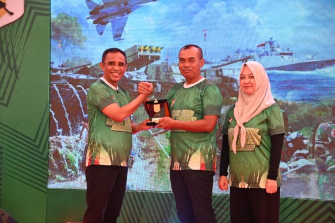 
					Gubernur Sulawesi Tengah, Dr. H. Anwar Hafid, menyerahkan cenderamata kepada salah satu perwira TNI saat rangkaian kegiatan Palaka Wira Run dalam peringatan HUT ke-80 TNI di Makodam XXIII/Palaka Wira, Sabtu (11/10/25). FOTO: istimewa