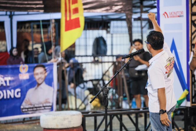 
					Sekretaris Umum KONI Sulawesi Tengah, Andi Nur Lamakarate, memberikan semangat kepada peserta saat membuka secara resmi Kejuaraan Nasional (Kejurnas) Motoprix Putaran 1 Regional Sulawesi dan Sulawesi Cup Race (SCR) Putaran 3 di Sirkuit Panggona Palu, Sabtu (11/10/25). FOTO: istimewa