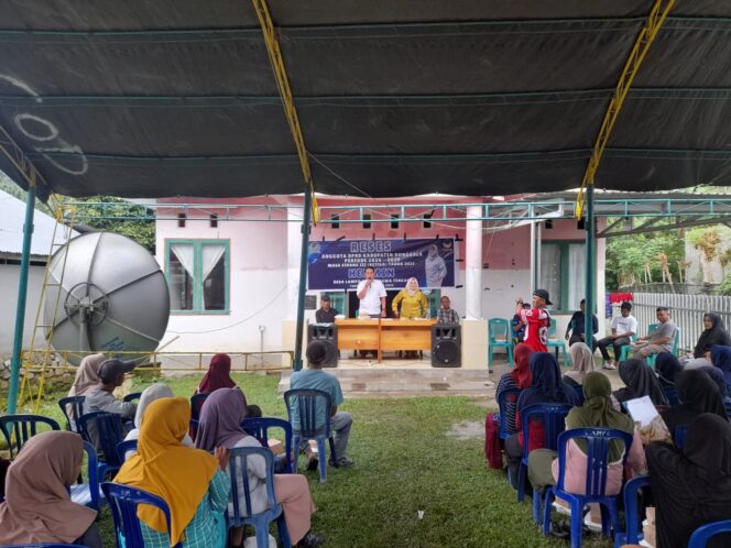 
					Anggota DPRD Kabupaten Donggala, Hermin, melaksanakan kegiatan reses atau penyerapan aspirasi masyarakat di Desa Lampo, Kecamatan Banawa Tengah, pada Jumat (10/10/25). FOTO: Putra