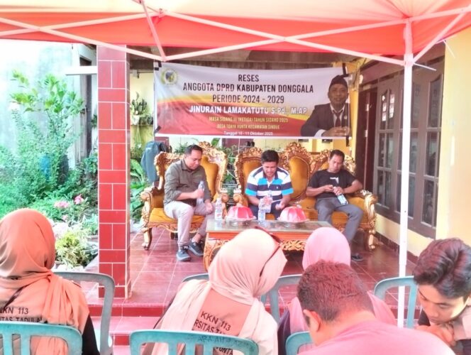 
					Anggota DPRD Kabupaten Donggala, Jinurain Lamakatutu, melaksanakan reses atau serap aspirasi masyarakat di Desa Toaya Vunta, Kecamatan Sindue, pada Jumat (10/10/25). FOTO: istimewa