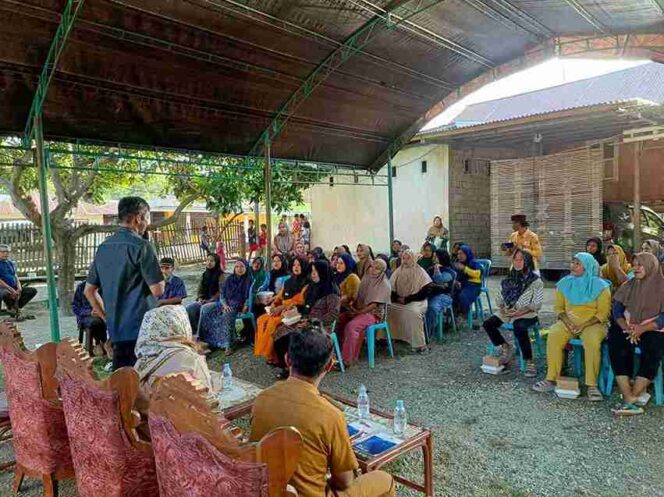 
					Ketua DPRD Donggala, Moh Taufik saat reses di kelurahan Kabonga Kecil, kecamatan Banawa pada Senin (13/10/25). FOTO: Fj