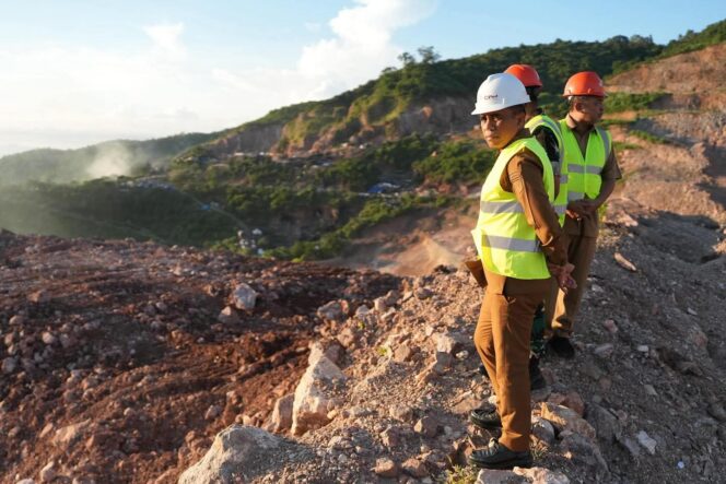 
					Saat Gubernur Sulteng, Anwar Hafid tinjau lokasi pertambangan milik PT CPM. FOTO: istimewa