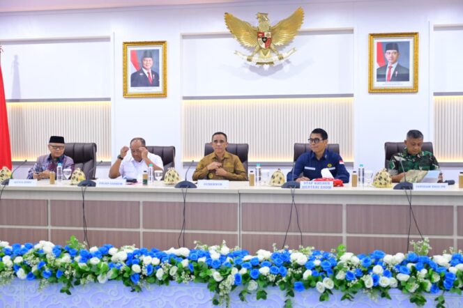 
					Saat Ketua DPRD Sulteng, Arus Abdul Karim menghadiri rakor rapat koordinasi yang digelar Kementerian Energi dan Sumber Daya Mineral (ESDM) melalui Direktorat Jenderal Penegakan Hukum Energi dan Sumber Daya Mineral. Rapat yang berlangsung di Ruang Polibu, Kantor Gubernur Sulawesi Tengah. pada Senin (13/10/25). FOTO: istimewa