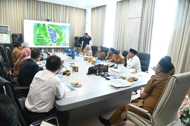 
					Anwar Hafid bersama jajaran Pemerintah Provinsi Sulawesi Tengah menerima audiensi dari PT Befar Evergreen Industri di ruang kerjanya, Selasa (14/10/25). FOTO: istimewa