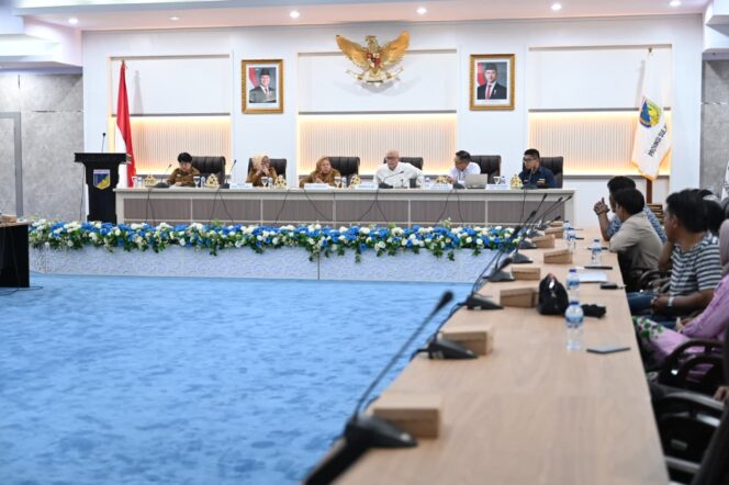 
					Wakil Gubernur Sulawesi Tengah, dr. Reny A. Lamadjido, memimpin Rapat Pengendalian Inflasi Daerah di Ruang Polibu Kantor Gubernur Sulteng, Selasa (14/10/25). FOTO: istimewa