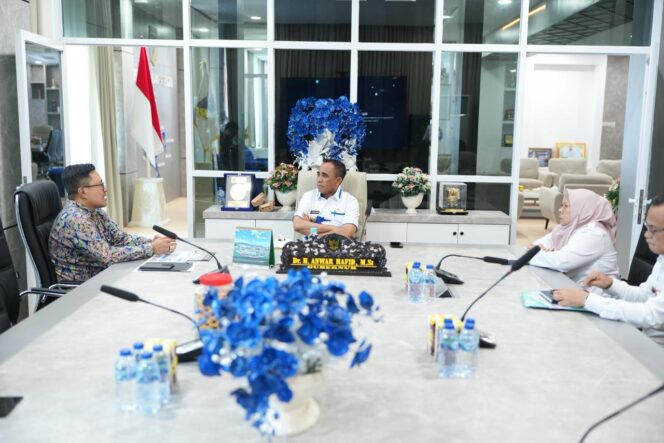 
					Gubernur Sulawesi Tengah Anwar Hafid berdiskusi dengan Kepala BPBPK Sulteng Firman Aksara dalam pertemuan membahas percepatan program SPAM dan penataan kawasan strategis, di Ruang Kerja Gubernur, Rabu (15/10/25). FOTO: istimewa