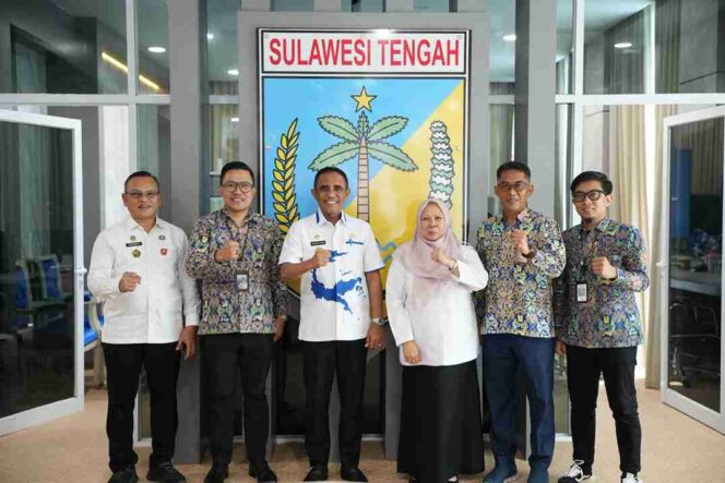 
					Gubernur Sulawesi Tengah Anwar Hafid didampingi Wakil Gubernur dr. Reny Lamadjido dan Sekretaris Daerah Novalina berpose bersama Kepala BPBPK Sulteng Firman Aksara usai audiensi di Kantor Gubernur Sulteng, Rabu (15/10/25). FOTO: istimewa