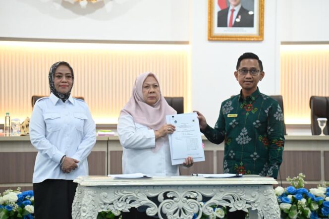 
					Wakil Gubernur Sulawesi Tengah, dr. Reny A. Lamadjido, didampingi Sekretaris Daerah Provinsi Sulteng, Dra. Novalina, MM, usai mengikuti penandatanganan Perjanjian Kerja Sama (PKS) tentang Optimalisasi Pemungutan Pajak Pusat dan Pajak Daerah antara DJP dan DJPK Kementerian Keuangan tahap VII tahun 2025, di Ruang Polibu, Kantor Gubernur Sulteng, Rabu (15/10/25). FOTO: istimewa