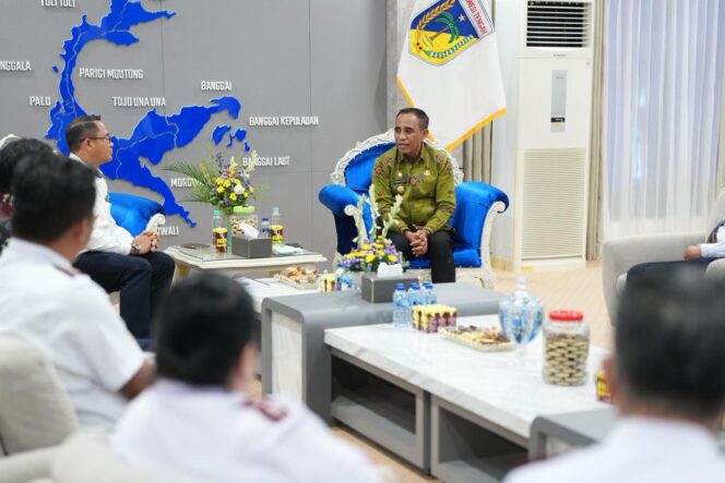 
					Gubernur Sulawesi Tengah Anwar Hafid saat berdialog dengan Wakil Bupati Sigi Samuel Yansen Pongi dan perwakilan panitia Paskah Nasional 2026 di ruang kerjanya, Rabu (15/10/25). FOTO: istimewa