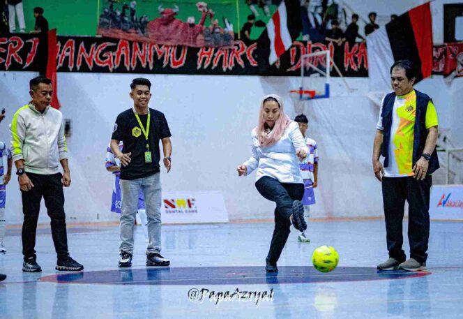 
					Wakil Wali Kota Palu, Imelda Liliana Muhidin, melakukan tendangan perdana sebagai tanda dibukanya secara resmi Turnamen Futsal ILM Cup II Tahun 2025 di Gelora Bumi Kaktur, Rabu malam (15/10/25). FOTO: netiz.id (akib)