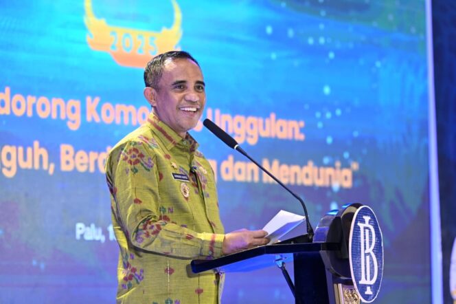 
					Gubernur Sulawesi Tengah, Dr. H. Anwar Hafid, M.Si., menyampaikan sambutan saat membuka Karya Kreatif Sulawesi Tengah (KKST) 2025 di Sriti Convention Hall Palu, Rabu (15/10/25). FOTO: istimewa