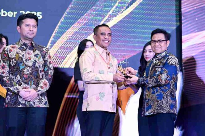 
					Gubernur Sulawesi Tengah, Anwar Hafid, menerima penghargaan Mandaya Awards dari Menko Bidang Pemberdayaan Masyarakat, Muhaimin Iskandar, di Jakarta, Kamis (16/10/25). FOTO: istimewa