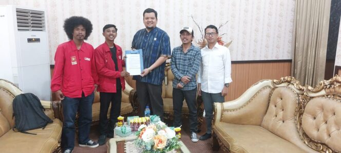 
					Ketua DPRD Kota Palu, Rico Andi Djanggola (tengah), menerima audiensi pengurus Liga Mahasiswa Nasional untuk Demokrasi (LMND) Kota Palu di ruang kerjanya, Kamis (16/10/25). FOTO: CS