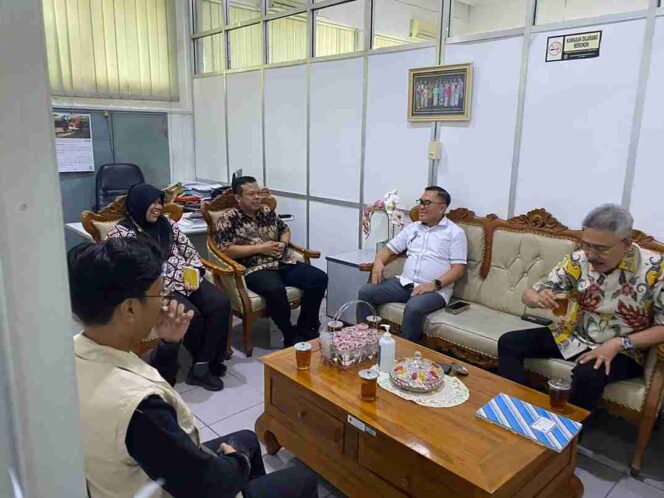 
					Ketua dan Sekretaris Komisi II DPRD Provinsi Sulawesi Tengah, Yus Mangun (kanan) dan Ronald Gulla (kedua dari kanan), saat berdiskusi dengan jajaran Badan Keuangan dan Pengelolaan Aset Daerah (BPKAD) Provinsi Daerah Istimewa Yogyakarta dalam kegiatan Koordinasi dan Komunikasi Antar Daerah di kantor BPKAD DIY, Kamis (16/10/25). FOTO: istimewa