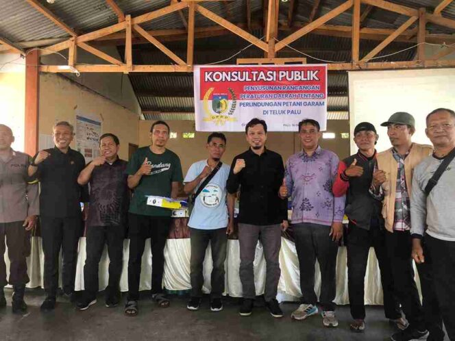 
					Ketua Bapemperda DPRD Kota Palu, Arif Miladi (tengah, berpakaian hitam), bersama anggota DPRD Palu dan perwakilan petani garam Kelurahan Talise usai kegiatan konsultasi publik penyusunan Ranperda Perlindungan Petani Garam di Teluk Palu, Kamis (16/10/25). FOTO: Robit 