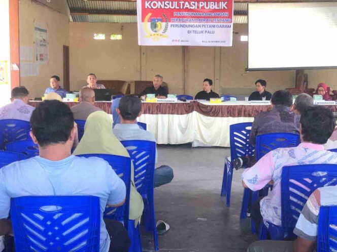 
					Ketua Bapemperda DPRD Kota Palu, Arif Miladi (tengah), bersama anggota dewan dan narasumber saat menggelar konsultasi publik penyusunan Raperda tentang Perlindungan Petani Garam, di Kantor Kelurahan Talise, Kamis (16/10/25). FOTO: Robit 