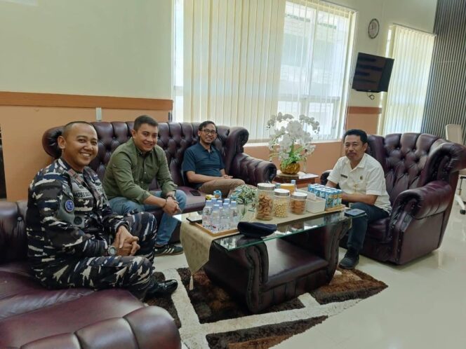 
					Kepala Kantor Pertanahan Kabupaten Donggala, Rusli M. Mau, S.Si.T., M.A.P. (kanan), menerima kunjungan kehormatan Komandan Pos Angkatan Laut (Danposal) Donggala di ruang kerjanya, Kamis (16/10/25). FOTO: istimewa