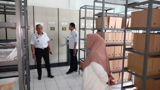 
					Plt. Kepala Dinas Perpustakaan dan Kearsipan Provinsi Sulawesi Tengah, Muh. Idham Khalid (kiri), didampingi Arsiparis Indrawati dan staf, meninjau kondisi Depot Arsip Statis di Palu saat pelaksanaan sidak, Rabu (15/10/25). FOTO: istimewa