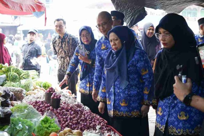 
					Wakil Gubernur Sulawesi Tengah, dr. Reny A. Lamadjido, bersama jajaran TPID memantau harga cabai, bawang, dan sayuran di Pasar Masomba, Kota Palu, dalam rangka menjaga stabilitas harga pangan jelang Natal dan Tahun Baru 2026. FOTO: istimewa