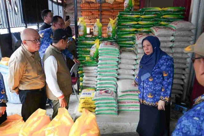 
					Wakil Gubernur Sulawesi Tengah, dr. Reny A. Lamadjido, meninjau ketersediaan beras di salah satu gudang Bulog Kota Palu saat sidak pemantauan harga bahan pokok menjelang Natal dan Tahun Baru 2026, Jumat (17/10/25). FOTO: istimewa