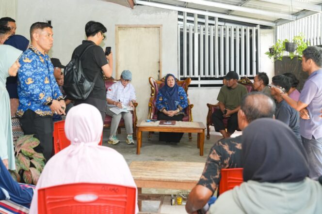 
					Wakil Gubernur Sulawesi Tengah, dr. Reny A. Lamadjido, bersama Ketua Satgas Penyelesaian Konflik Agraria (Satgas PKA) Sulteng, Eva Susanti Bande, berfoto bersama warga Lingkungan Industri Kecil (LIK) Tondo usai meninjau langsung lokasi yang terancam penggusuran oleh pihak pengembang, Jumat (17/10/25). FOTO: istimewa