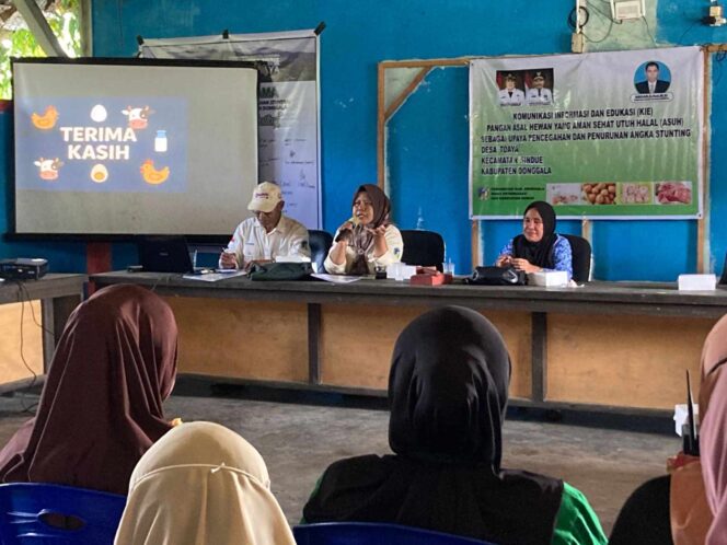 
					Kepala Seksi Balai Veteriner Dinas Peternakan dan Kesehatan Hewan Kabupaten Donggala, Danus (kiri), bersama perwakilan Pemerintah Kecamatan Sindue saat memberikan materi dalam kegiatan Sosialisasi Komunikasi, Informasi, dan Edukasi (KIE) tentang Pangan Asal Hewan yang ASUH di Balai Desa Toaya, Jumat (17/10/25). FOTO: istimewa