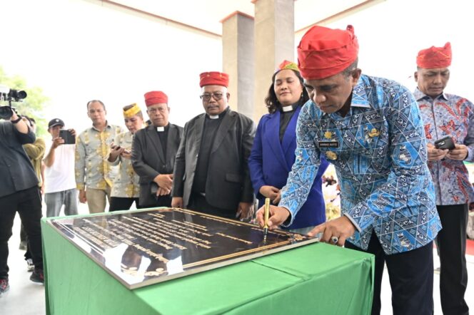 
					Gubernur Sulawesi Tengah, Dr. H. Anwar Hafid, M.Si, menandatangani prasasti peresmian Gedung Kantor Baru Sinode Gereja Kristen Sulawesi Tengah (GKST) di Tentena, Kabupaten Poso, Sabtu (18/10/25). FOTO: istimewa