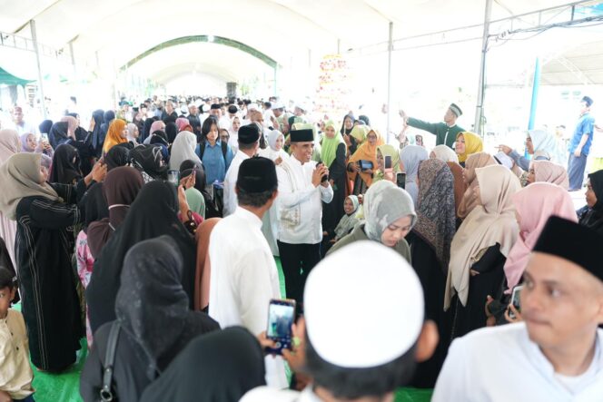 
					Suasana ribuan jamaah yang memadati lokasi Haul ke-19 Al Habib Abubakar dan Maulid Akbar 1447 H di Desa Donggulu, Parigi Moutong. FOTO: istimewa