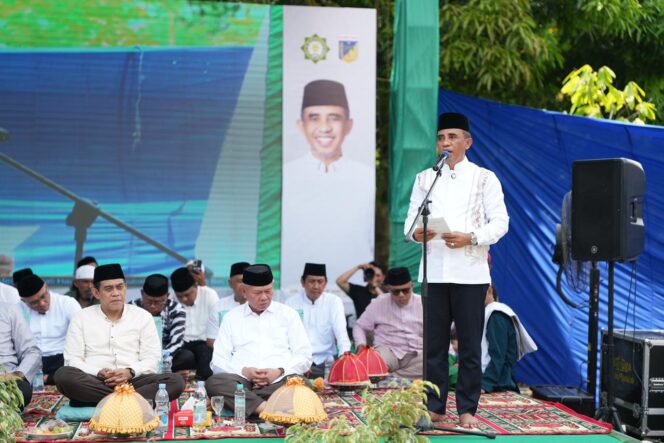 
					Gubernur Sulawesi Tengah, Dr. Anwar Hafid, M.Si, menyampaikan tausiyah utama dalam acara Haul ke-19 Al Habib Abubakar Bin Abdullah Bin Syech Abubakar Bin Salim yang dirangkaikan dengan Peringatan Maulid Akbar 1447 H di Desa Donggulu, Kecamatan Kasimbar, Kabupaten Parigi Moutong, Ahad (19/10/25). FOTO: istimewa