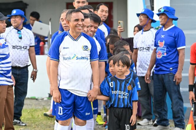 
					Gubernur Sulawesi Tengah, Dr. H. Anwar Hafid, M.Si., tampil sebagai kapten tim Pemprov FC saat pembukaan Open Tournament BERANI Cup 2025 di Lapangan Sepak Bola Desa Sukma Alindau, Kecamatan Sindue Tobata, Kabupaten Donggala, Senin (20/10/25). FOTO: istimewa