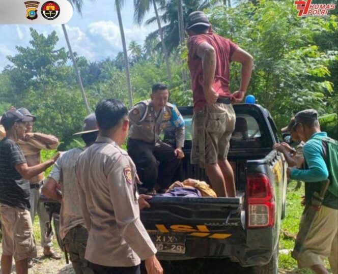 
					Petugas Polsek Dampelas Sojol bersama warga mengevakuasi jenazah seorang petani yang ditemukan meninggal dunia di kebunnya di Desa Pani’i, Kecamatan Dampelas, Kabupaten Donggala, Senin (20/10/25). (Foto: Humas Polri Donggala)