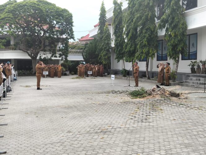 
					Pegawai lingkup Pemerintah Kabupaten Donggala mengikuti apel pagi di halaman kantor Bupati Donggala, Senin (21/10/25). FOTO: Fj
