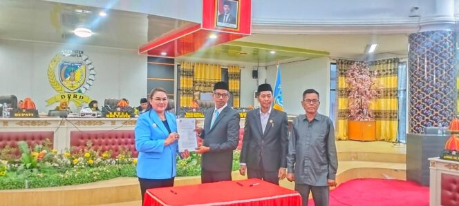 
					Bupati Donggala, Vera Elena Laruni, bersama Ketua DPRD Donggala, Moh. Taufik, usai penandatanganan berita acara pengesahan Ranperda tentang Perubahan Bentuk Hukum Perumda Sakaya Membangun menjadi Perseroda Donggala Maju Berjaya, pada rapat paripurna di ruang sidang utama DPRD Donggala, Selasa (21/10/25). FOTO: Fj