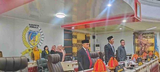 
					Wakil Ketua I DPRD Donggala, Kelvin Soputra (kedua dari kanan), memimpin rapat paripurna masa persidangan ketiga tahun sidang 2025 di ruang sidang utama DPRD Donggala, Selasa (21/10/25). FOTO: Fj