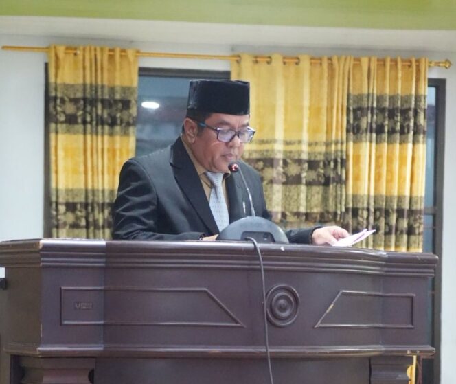 
					Plt Sekwan DPRD Donggala, Arifin Paras saat membacakan daftar ralat atau penyempurnaan naskah Ranperda. FOTO: Fj