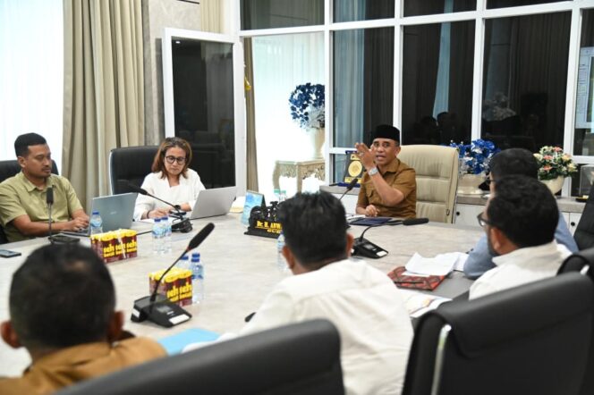 
					Gubernur Sulawesi Tengah, H. Anwar Hafid, memimpin rapat tindak lanjut penyelesaian konflik lahan di kawasan Trans LIK Tondo, Kelurahan Tondo, Kecamatan Palu Timur, yang digelar di ruang kerjanya, Selasa (21/10/25). FOTO: istimewa