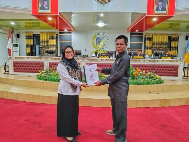 
					Wakil Ketua II DPRD Kabupaten Donggala, Aziz Rauf, menyerahkan laporan hasil reses masa persidangan ketiga tahun sidang 2025 kepada perwakilan Pemerintah Kabupaten Donggala di Ruang Sidang Utama DPRD Donggala, Rabu (15/10/25). FOTO: Fj