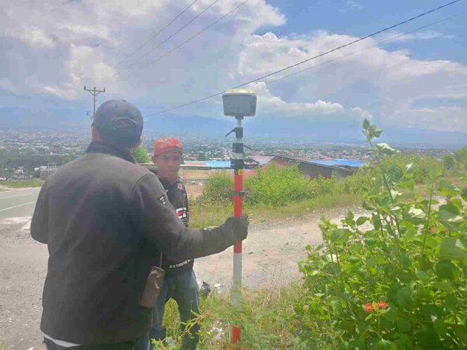 
					Tim Satgas Penyelesaian Konflik Agraria (PKA) Sulteng bersama warga melakukan pengambilan titik koordinat di Kelurahan Duyu, Kota Palu, Rabu (22/10/25). FOTO: istimewa