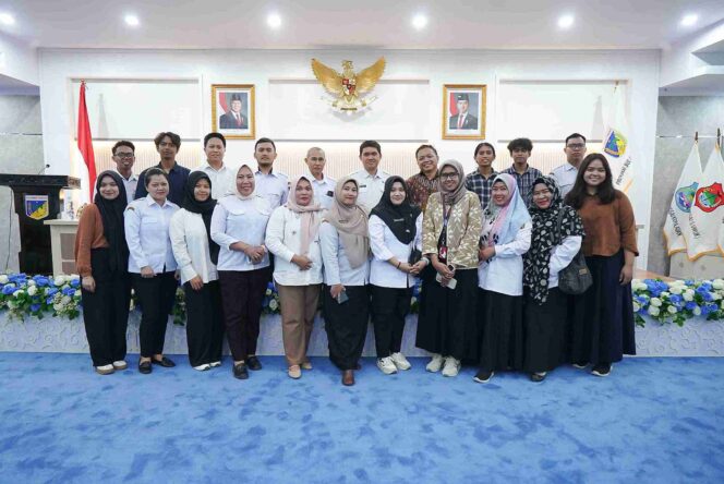 
					Sekretaris Daerah Provinsi Sulawesi Tengah, Dra. Novalina, berfoto bersama jajaran Dinas Komunikasi, Informatika, Persandian, dan Statistik (Diskominfosantik) Sulteng, serta tim konsultan dalam kegiatan Presentasi Laporan Akhir Penyusunan Dokumen Arsitektur dan Peta Rencana SPBE Pemerintah Provinsi Sulawesi Tengah Tahun 2025, di Ruang Polibu Kantor Gubernur, Rabu (22/10/25). FOTO: istimewa