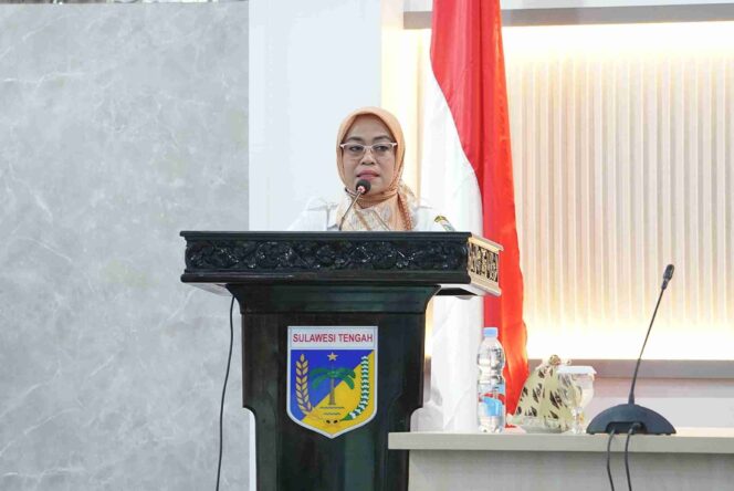 
					Sekretaris Daerah Provinsi Sulawesi Tengah, Dra. Novalina, saat menyampaikan sambutan pada kegiatan Presentasi Laporan Akhir Penyusunan Dokumen Arsitektur dan Peta Rencana SPBE Pemerintah Provinsi Sulawesi Tengah Tahun 2025, di Ruang Polibu Kantor Gubernur, Rabu (22/10/25). FOTO: istimewa