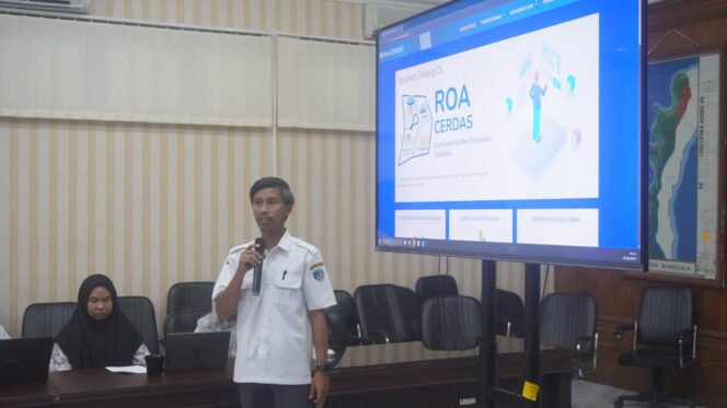 
					Kepala Bidang Sosial Budaya Bappeda Donggala, Arief Budiman, S.H., M.M., memaparkan inovasi “ROA CERDAS” (Ciptakan Evidence dan Reformasi Data Sosial Budaya) dalam kegiatan peluncuran program di ruang rapat Bappeda Donggala, Rabu (22/10/25). FOTO: Istimewa