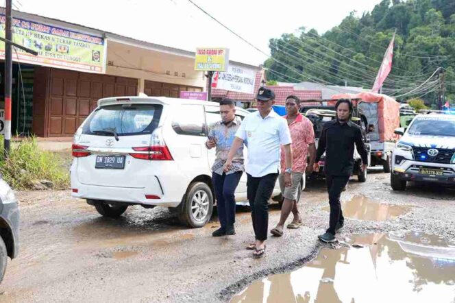 
					Gubernur Sulawesi Tengah, Anwar Hafid (berkemeja putih), meninjau langsung kondisi jalan nasional yang rusak di poros Tompira–Bungku, Kabupaten orowali Utara, Kamis (23/10/25). FOTO: istimewa