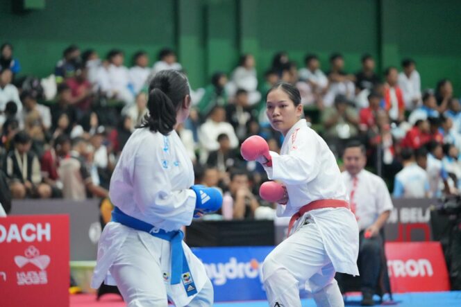 
					Atlet karate asal Sulawesi Tengah, Reyva Imelda Sambenthiro (kanan), saat bertanding di nomor kumite +68 kilogram putri pada ajang PON Bela Diri 2025 di GOR Kaliputu Djarum, Kabupaten Kudus, Jawa Tengah, Kamis (23/10/25). FOTO: istimewa