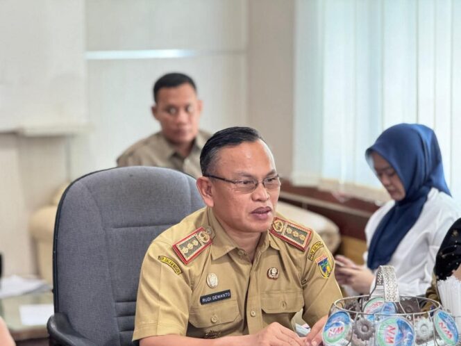 
					Asisten Perekonomian dan Pembangunan sekaligus Plt. Kepala BPKAD Provinsi Sulawesi Tengah, Dr. Rudi Dewanto, SE., MM., memimpin rapat koordinasi pembahasan rencana hibah aset PDAM Donggala kepada PDAM Kota Palu, di Kantor Gubernur Sulteng, Selasa (21/10/25). FOTO: istimewa