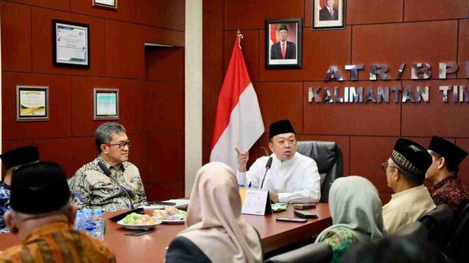 
					Menteri ATR/BPN Nusron Wahid berdiskusi dengan tokoh ormas Islam dan pimpinan lembaga pendidikan di Kantor Wilayah BPN Kalimantan Timur, Jumat (24/10/25). FOTO: istimewa