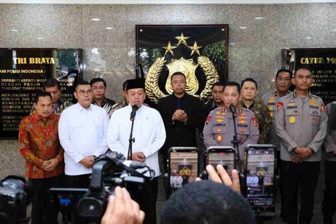
					Menteri ATR/Kepala BPN Nusron Wahid memberikan keterangan pers bersama Kapolri Jenderal Listyo Sigit Prabowo usai pertemuan di Mabes Polri, Jakarta. FOTO: istimewa