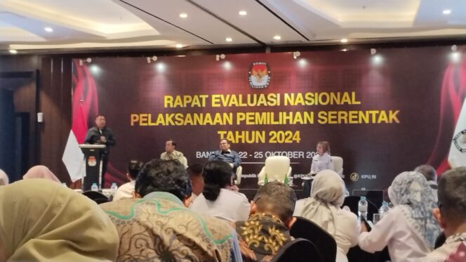 
					Suasana Rapat Evaluasi Nasional Pelaksanaan Pemilihan Serentak Tahun 2024 yang digelar KPU RI di Hotel Crowne Plaza Bandung, 22–25 Oktober 2025. FOTO: istimewa